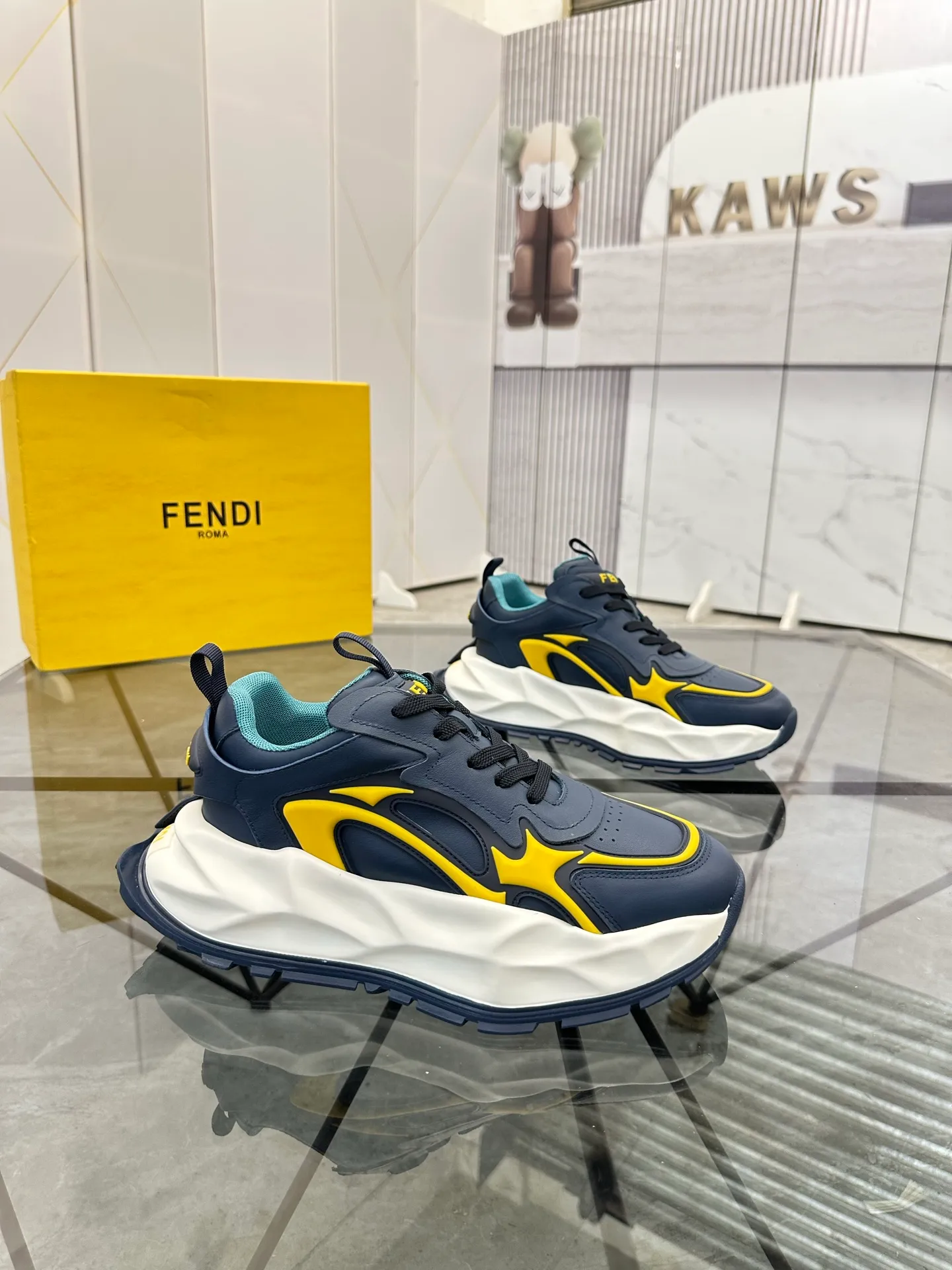 Men's shoes: 💰P580¥ Product trademark: Fendi* "Fendi*" low-top sports shoes Regular size: 39-44 (can be customized to 38.45.46) Product material: imported cowhide upper, breathable lining, original outsole. No.: 0008